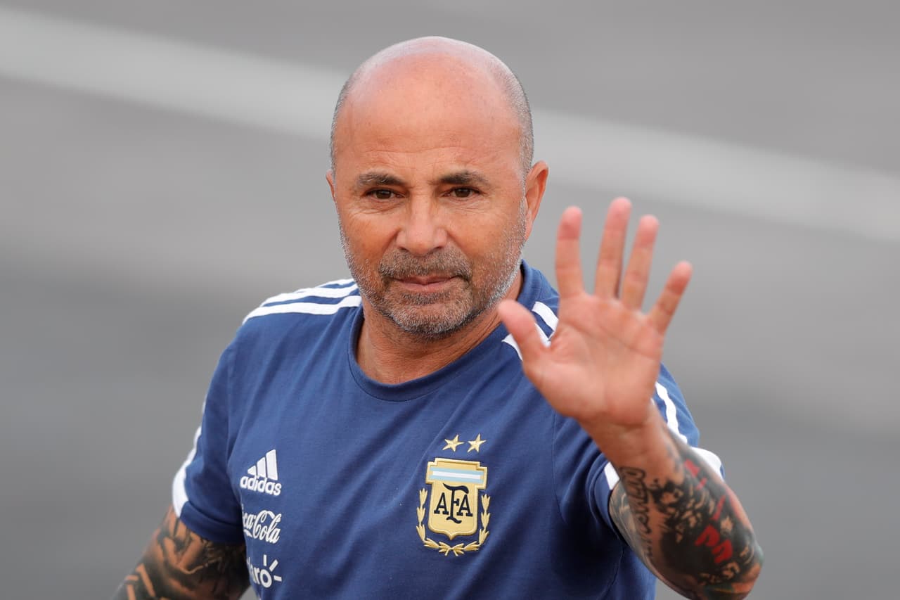 El señor Jorge Sampaoli tiene la presión encima de dirigir a una de las selecciones de las que siempre se espera mucho en mundiales y competiciones continentales. Está perfectamente consciente.