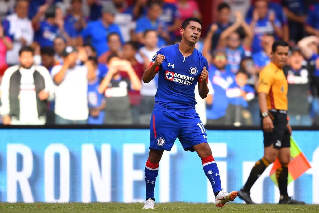 Mediocampistas por derecha: Elías Hernández (Cruz Azul)