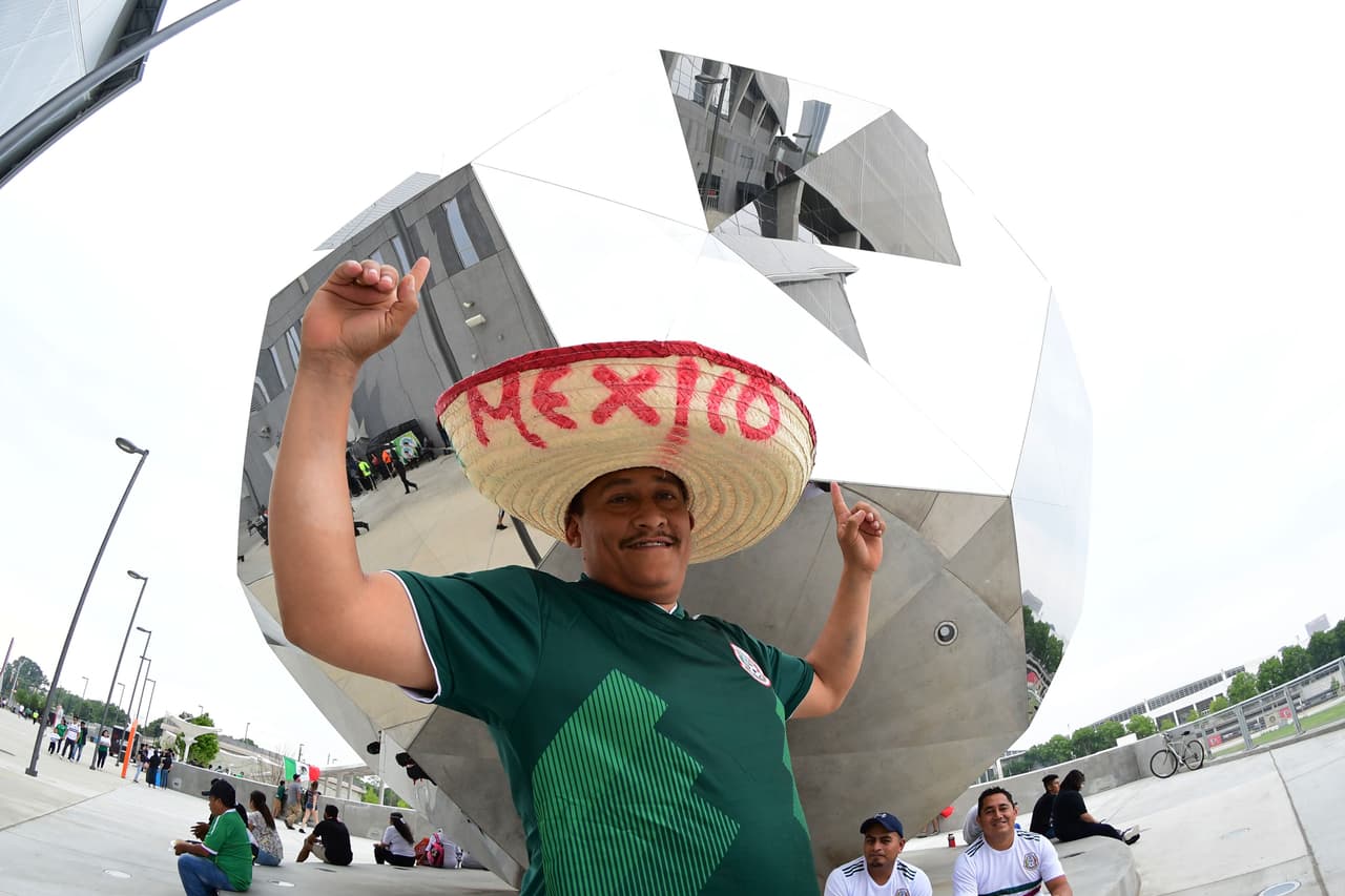 Con gran entusiasmo arribaron los aficionados de la Selección Mexicana para apoyar al Tri en su partido de preparación para la Copa Oro ante Venezuela en Mercedes-Benz Stadium, en Atlanta. Gran colorido y buen ambiente estaban armando los seguidores mexicanos y también los venezolanos que llegaron a apoyar a su Vinotinto, que se prepara para la Copa América.