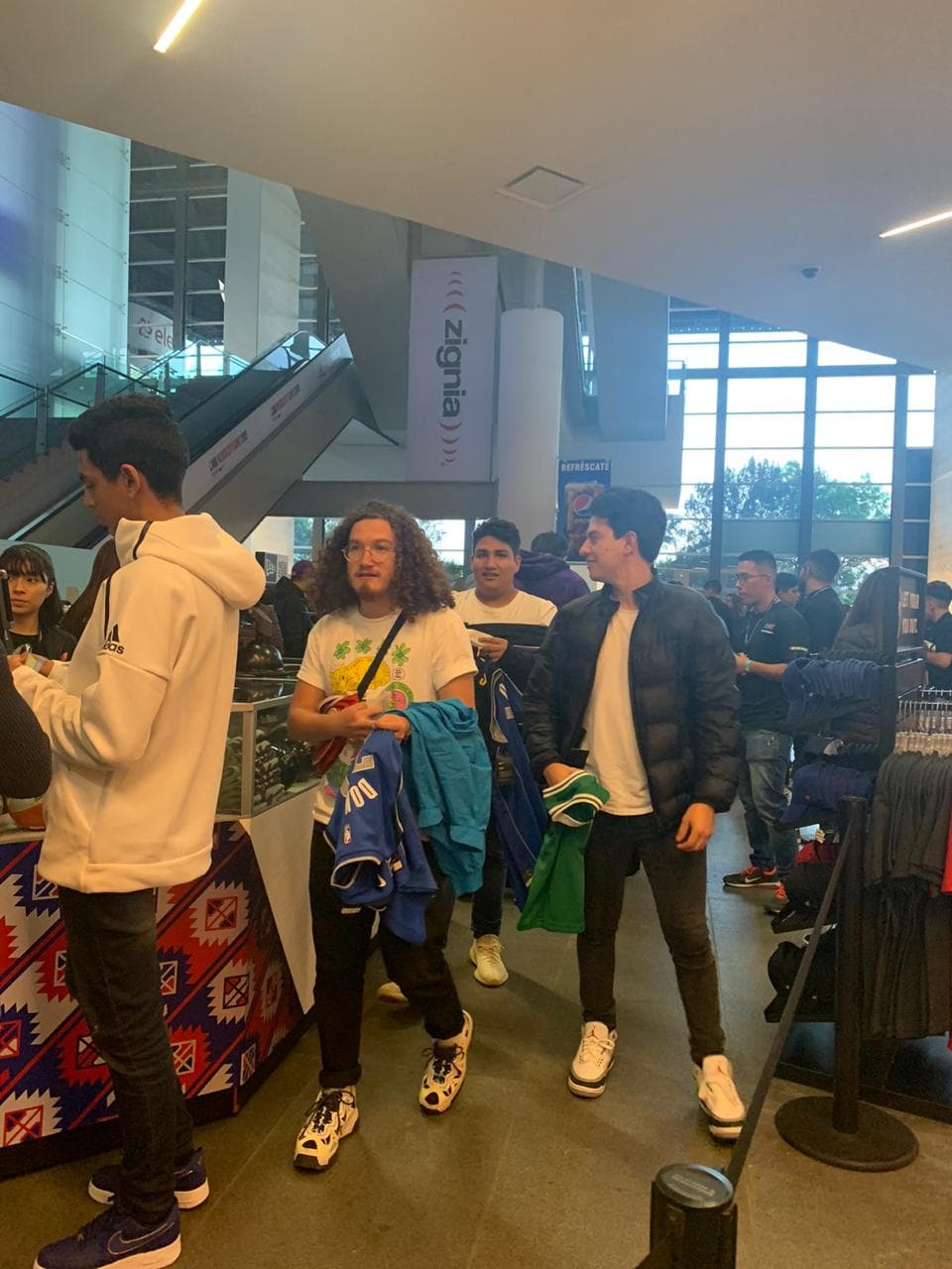 Con diversas actividades dentro de la Arena México, la afición ya calienta para el juego entre Pistons y Mavericks.