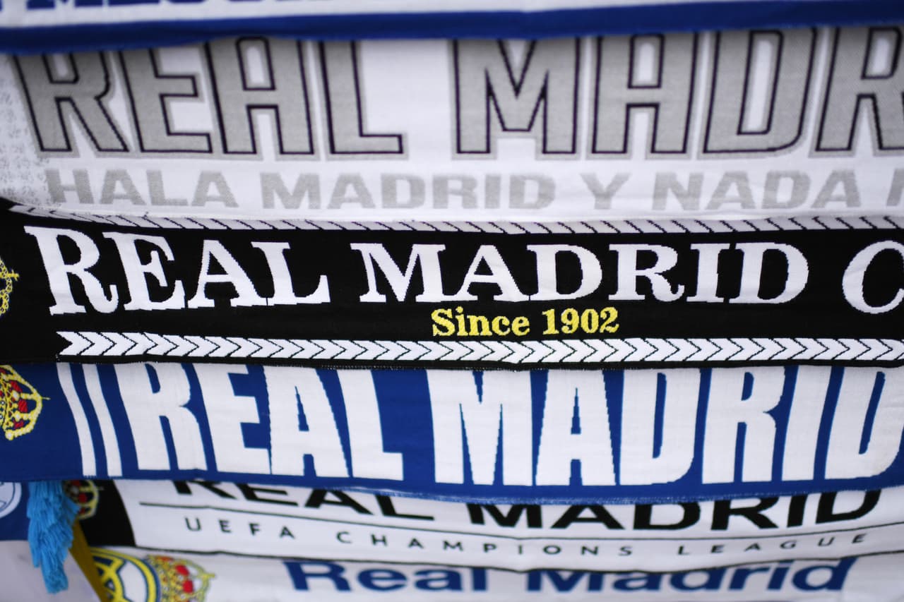 Los fanáticos le dieron un condimento especial al partido de Real Madrid y Juventus en el choque de vuelta de los cuartos de final de la Champions League, con el colorido especial del fútbol.