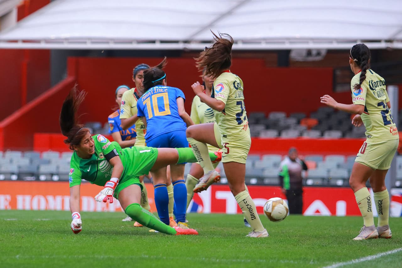 En precipitada salida de la guardameta americanista Aurora Santiago, Julieta Peralta termina mandando a su propia portería el esférico para que el marcador se moviera a 2-1.