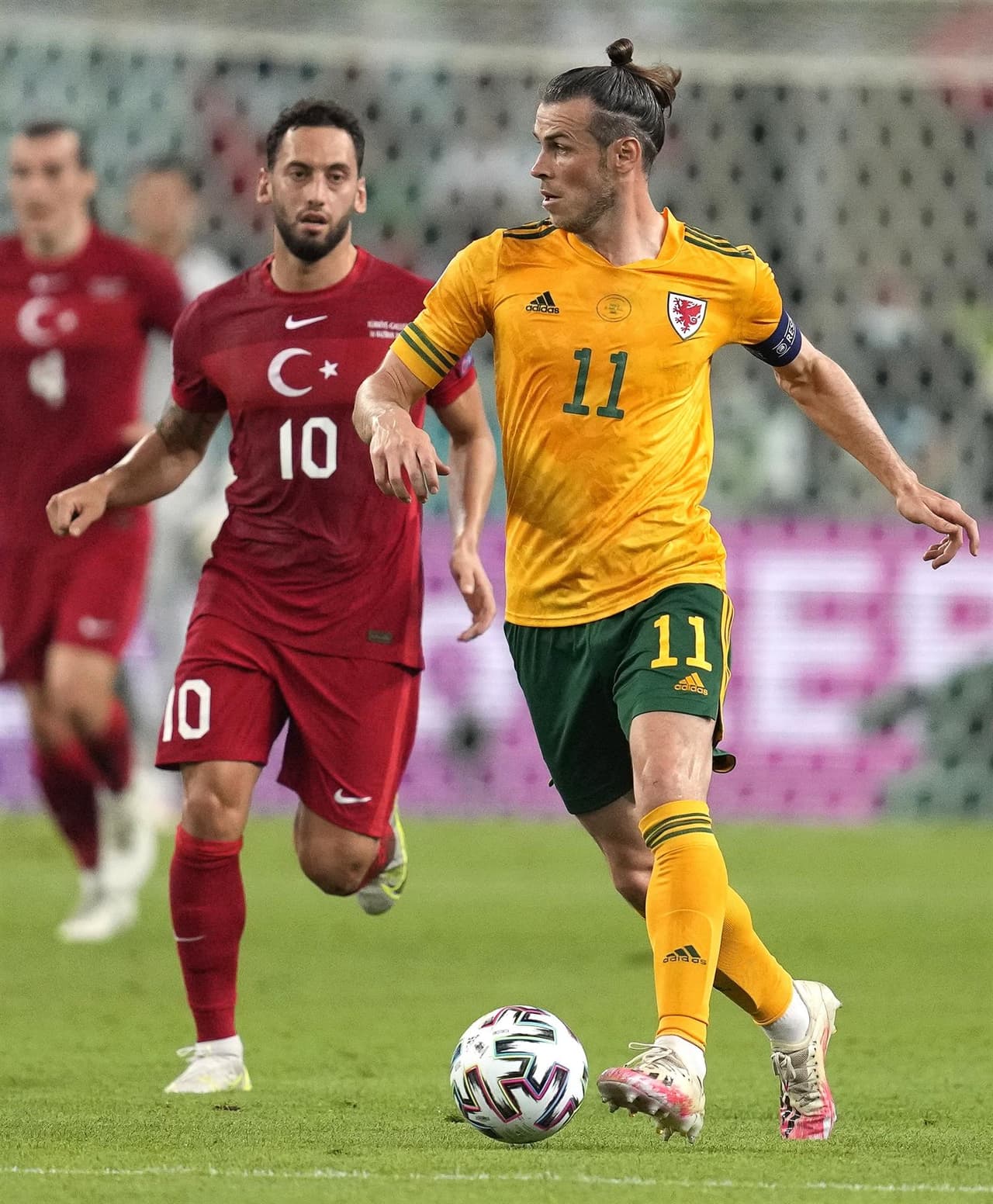 Gales logra derrotar 2-0 a Turquía en su partido inaugural del Grupo A en la Euro 2020. Con goles de Aaron Ramsey y Connor Roberts, los 'Dragones' suman sus tres primeros puntos en la tabla. Gareth bale hizo doble asistencia pero falla penalti.