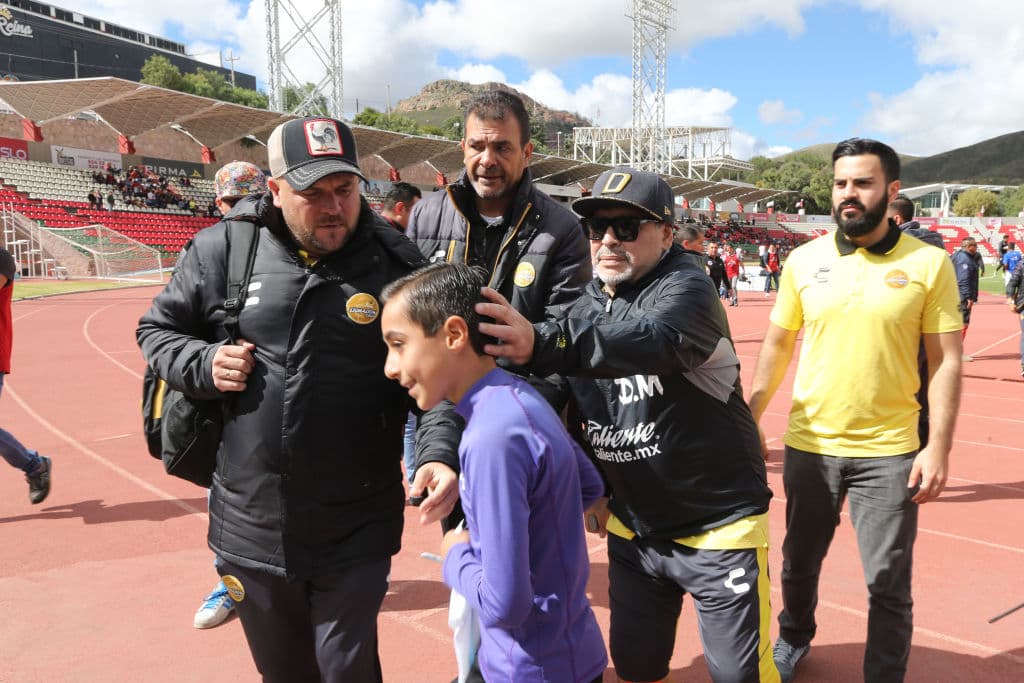 Maradona fue gentil con uno de los niños que lo buscó para saludarlo en la hora previa al partido.