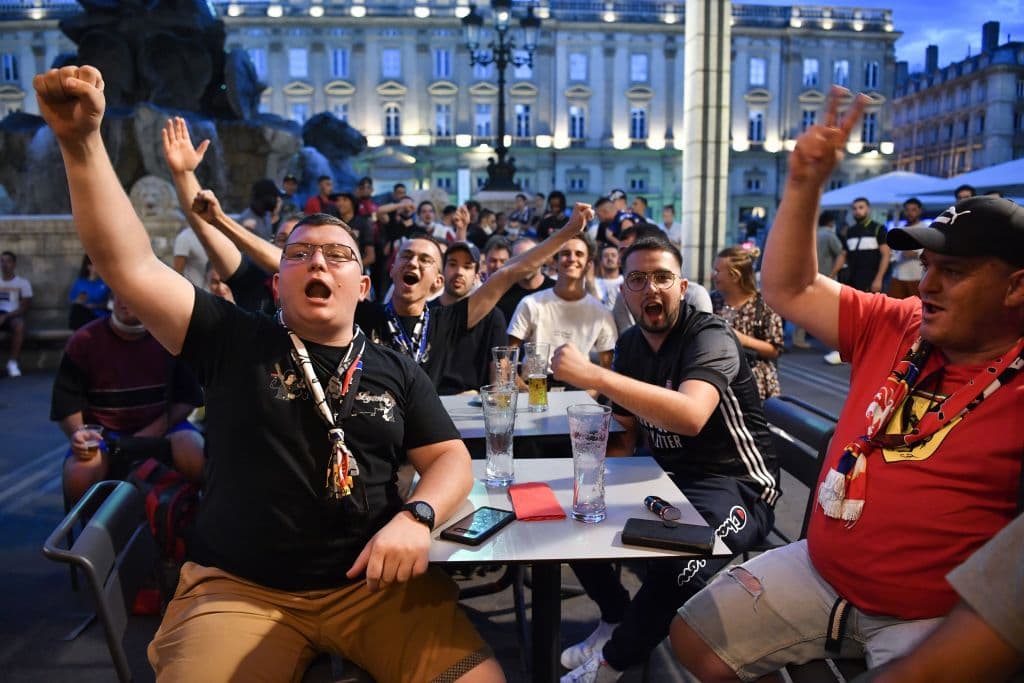 Los hinchas de Lyon festejan la histórica participación de su equipo, aunque han quedado eliminados de la competición.