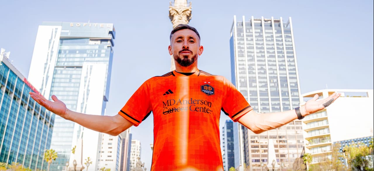 Héctor Herrera luce la nueva playera de Houston Dynamo FC, bautizada como 'El Sol'.
