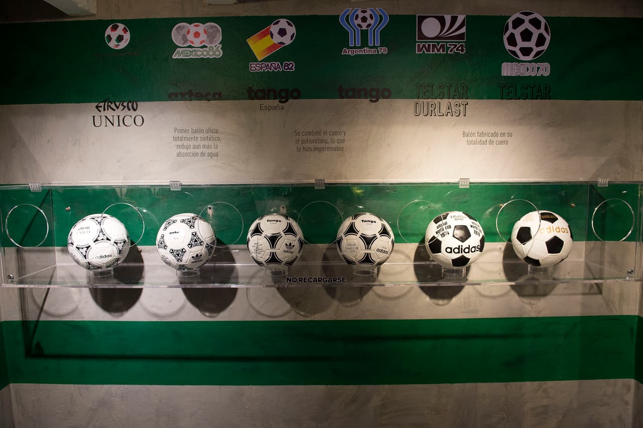 Otros detalles como los balones y su transformación por el paso del tiempo quedan en la exposición.