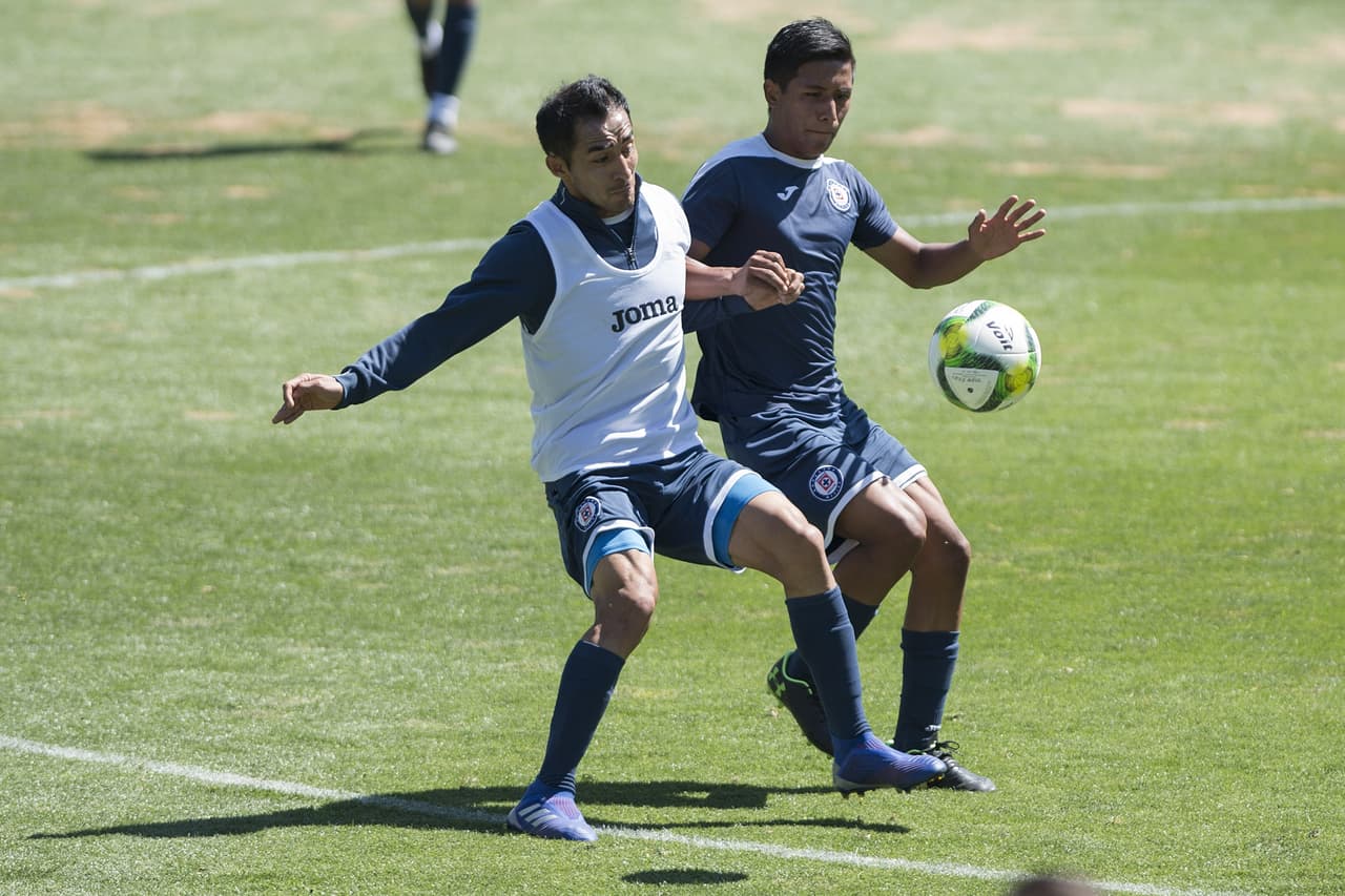 Cruz Azul, se´ptimo en el Clausura 2019, visitará a Monterrey con el reto de sumar para sostenerse en el grupo de Liguilla. Por eso, se entrena para ajustar detalles bajo la batuta de Pedro Caixinha y la mirada del presidente Ricardo Peláez.