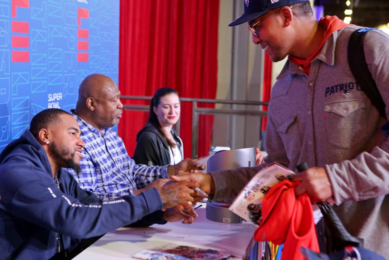 Varios aficionados no duraron en acercarse a saludar a uno de los mejores receptores de los últimos tiempos en la NFL, DeSean jackson.