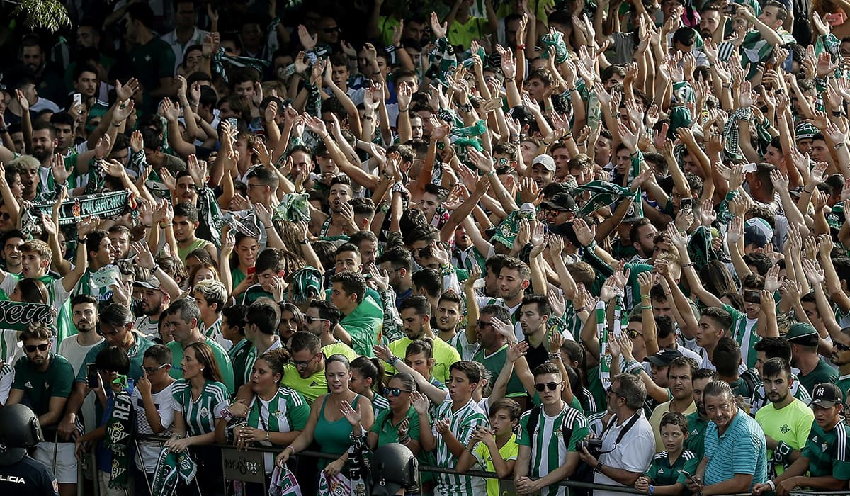 Los fanáticos del Betis celebran el primer gol y primer triunfo de su equipo en la temporada; en la próxima jornada, el sábado 15 de septiembre, visitarán al Valencia.