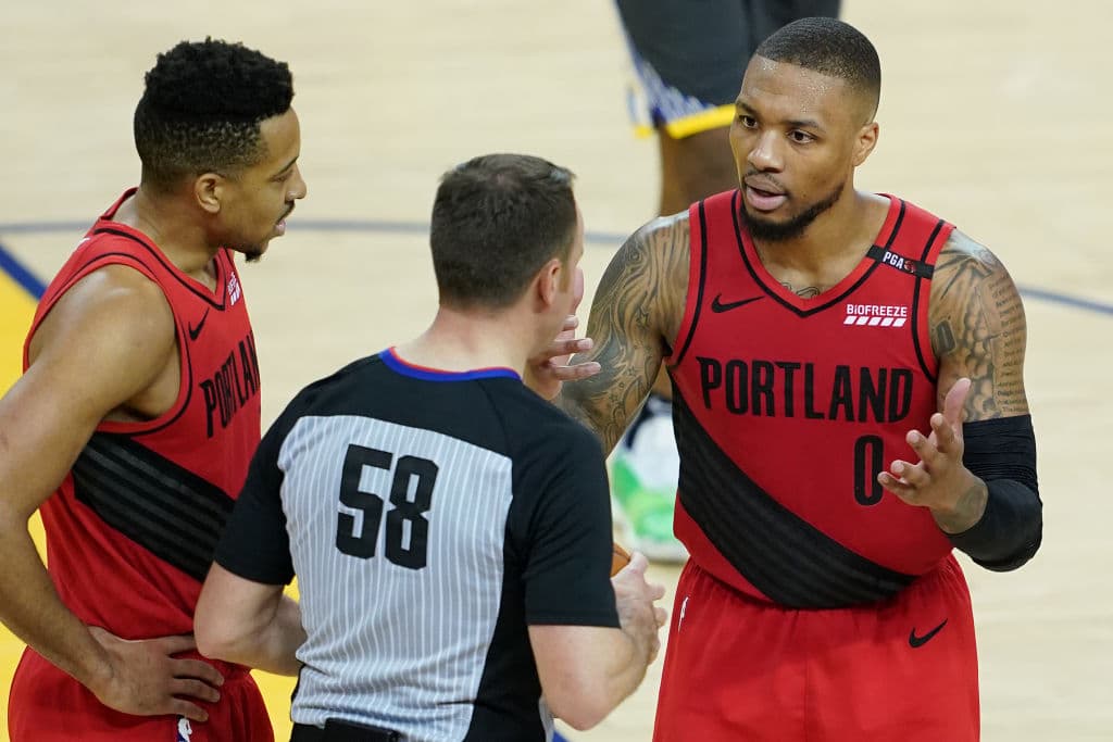 Con 37 Puntos Stephen Curry rescató de una posible derrota a los Golden State Warriors al llevarse el Juego 2 de la Final de la Conferencia del Oeste en Oracle Arena por 114-111 sobre unos Portland Trail Blazers que dieron un gran juego, pero que no fue suficiente para arrancarle la victoria a los campeones de la NBA. Tuvo Portland ventaja de 15 puntos al medio tiempo y de ocho en el cuarto periodo, pero todo se derrumbó para los visitantes.