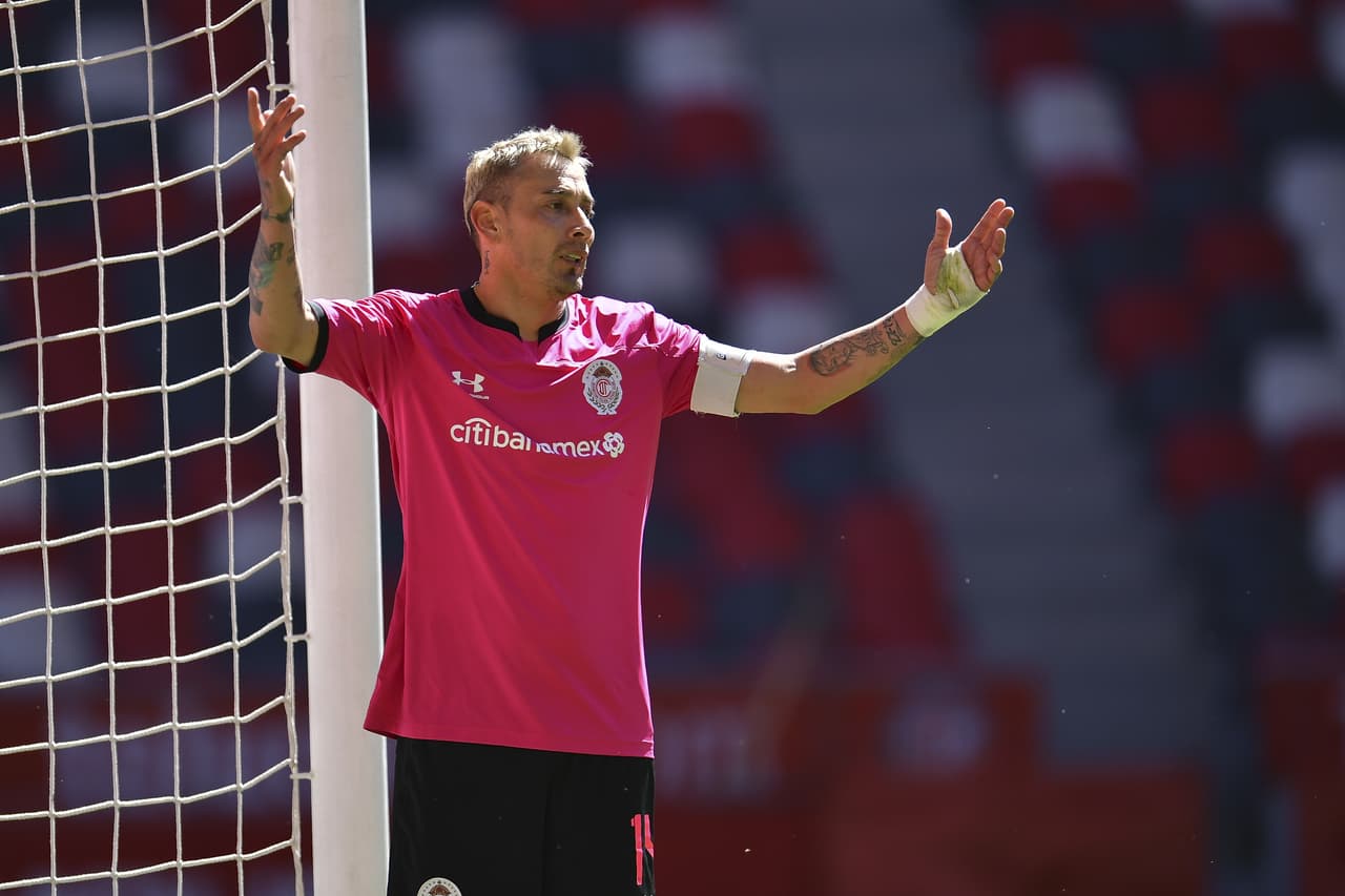 Parecía que se metía en el ángulo pero pasó cerca el disparo de Fabián Castillo.