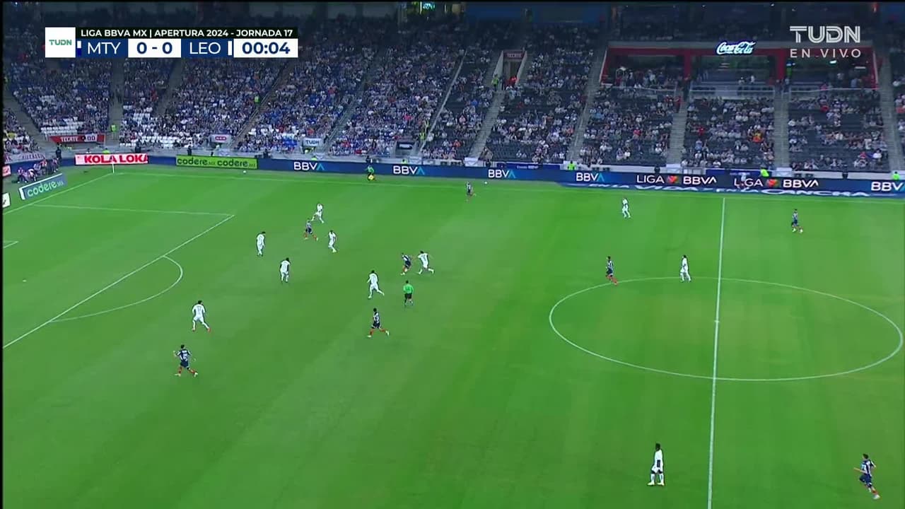 Arranca el partido y la pelota está en juego.