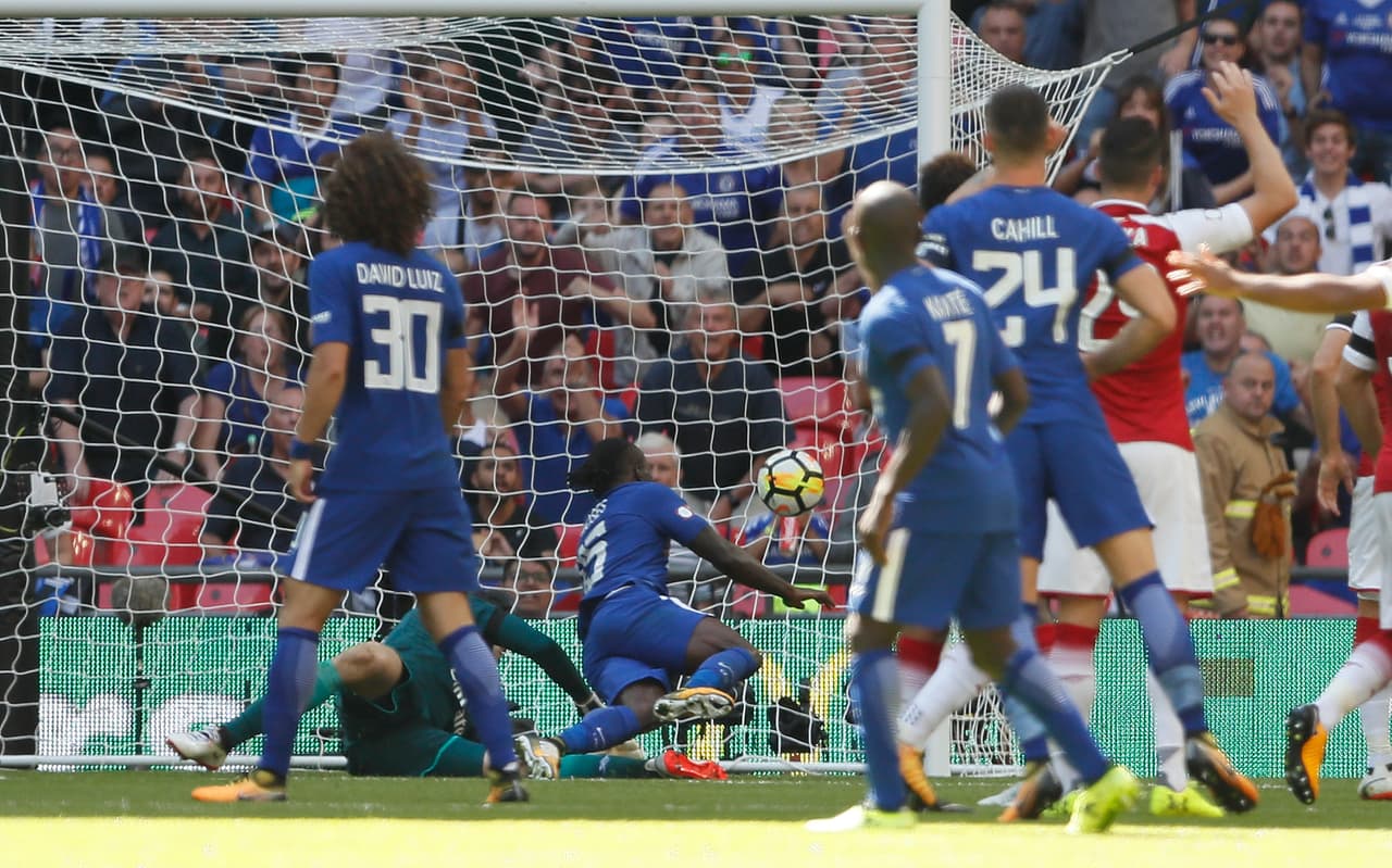 El remate de Moses fue imparable para el checo Petr Cech, que fue titular en detrimento del colombiano David Ospina que fue suplente.