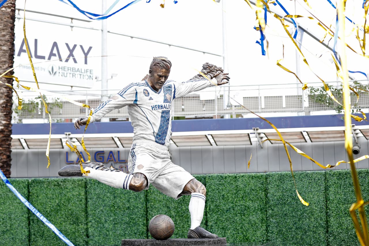 Una estatua de David Beckham afuera del estadio del L.A. Galaxy fue develada en marzo del 2019.