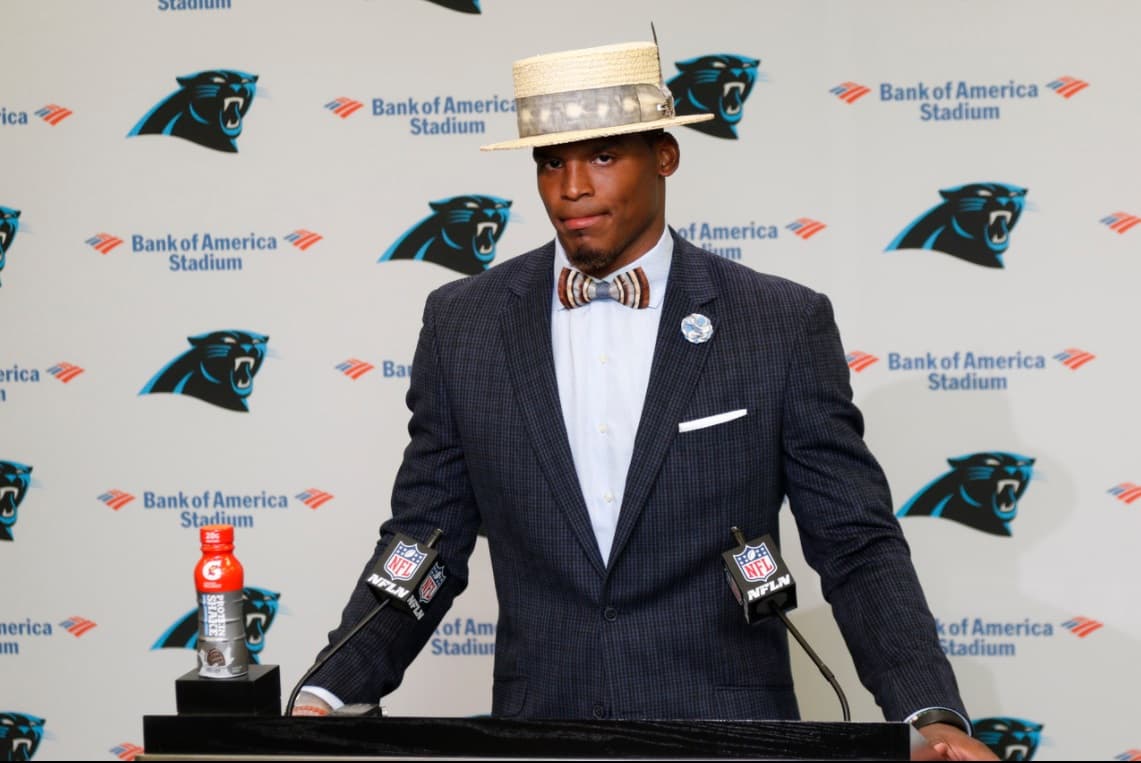 <b>Cam</b>eron Jerrell
<b>Newton</b> celebra su cumpleaños número 28 este 11 de mayo y por ello quisimos mostrar cómo ha ido cambiando su
<i>look</i> durante las seis temporadas que lleva en la NFL. El quarterback de los
<b><a href="http://www.univision.com/deportes/nfl/carolina-panthers">Carolina Panthers</a></b> ha sorprendido en casi todas sus conferencias de prensa pues no escatima al momento de presentarse en público.