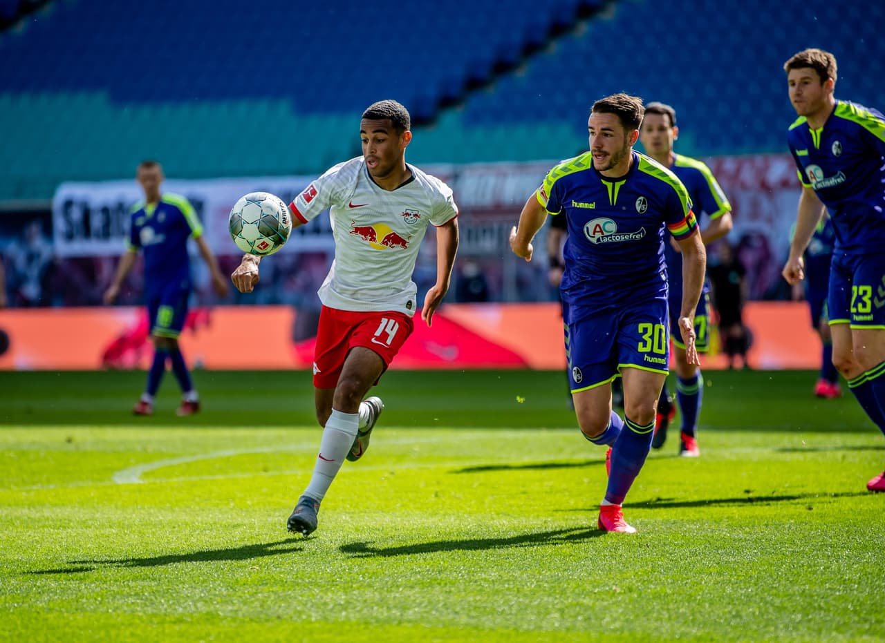 Tyler Adamas se lleva por velocidad al mediocampista y capitán del Freiburg Christian Günter.