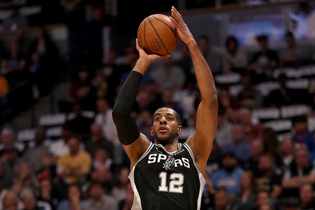 Lamarcus Aldridge acabó con 24 unidades y ocho rebotes para la causa de los Spurs que se marchan del Pepsi Center con al menos un triunfo que les da fuerza para jugar en casa.