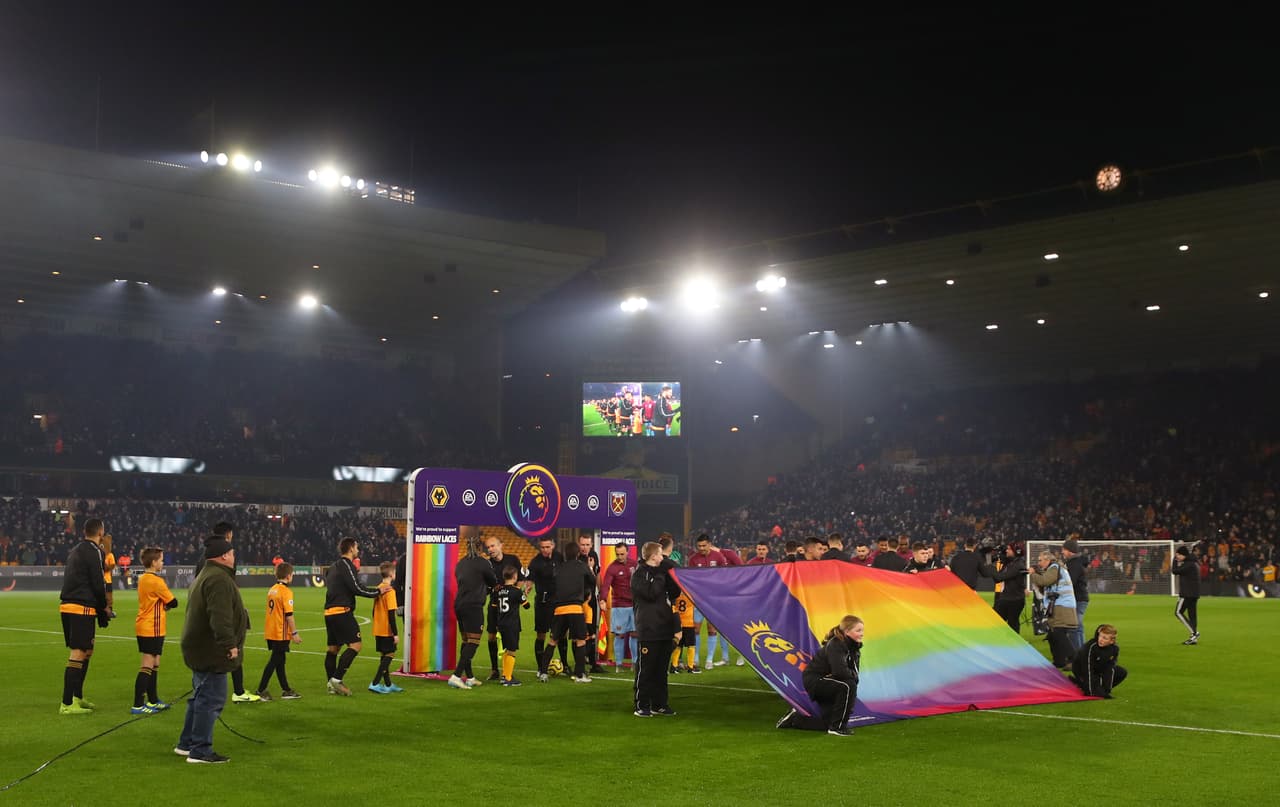 Por dos semanas, los partidos de la Premier League se llenarán de arcoíris para celebrar la campaña ‘Rainbow Laces’ como muestra de apoyo a la comunidad LGTB dentro y fuera del futbol, donde no haya discriminación y demostrar que el poder del futbol une a la gente.
