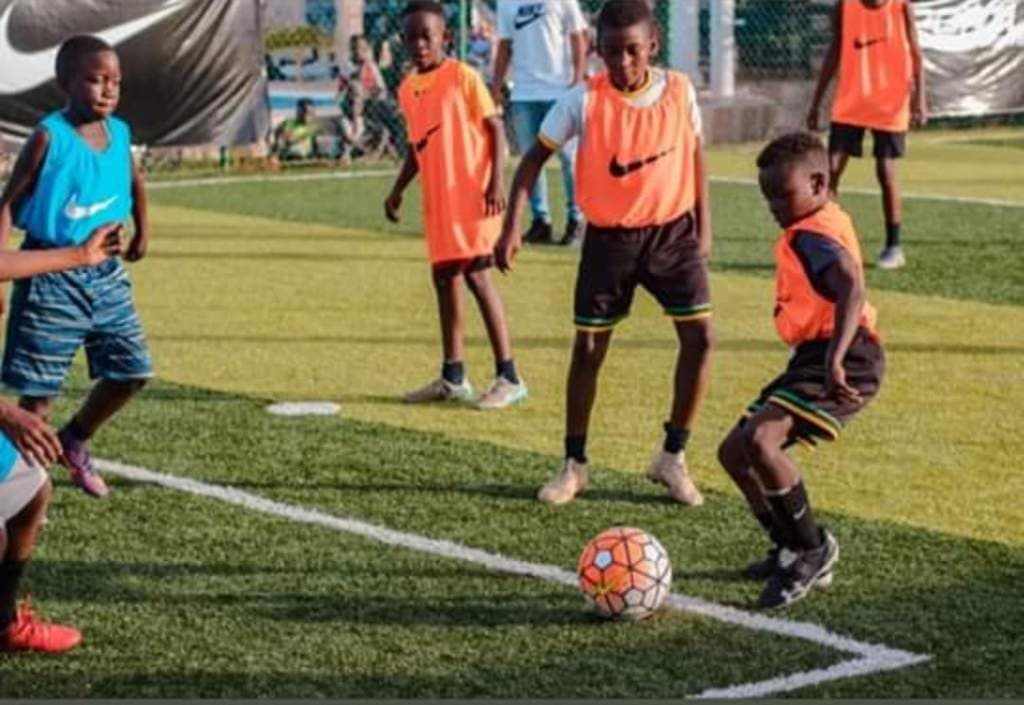 La estrella de la MLS convivió con los niños y también se dio el tiempo para jugar un partidito.
