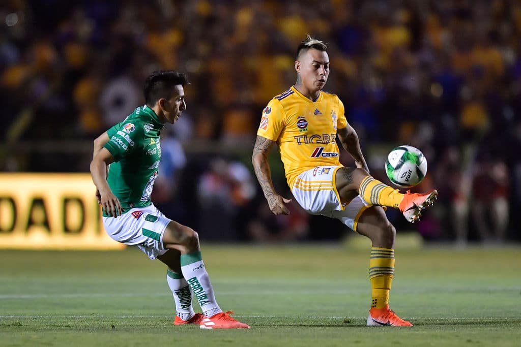 Ángel Mena del León peleando el esférico en los primeros minutos del partido ante Eduardo Vargas de Tigres.