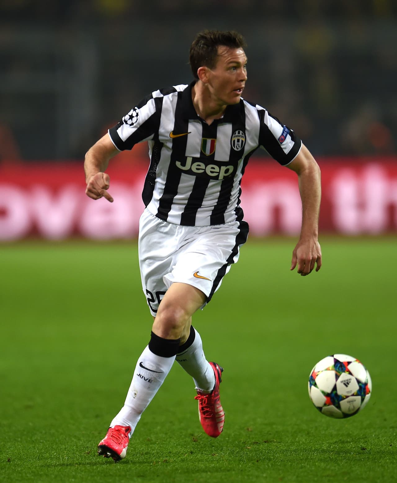 26 STEPHAN LICHTSTEINER Este defensor suizo se desempeña como lateral derecho en la Vecchia Signora donde no se perdió ni un solo minuto de los 12 partidos de la Juve en el torneo donde acumuló tres tarjetas amarillas. Es un jugador con mucha garra y potencial para hacer buenas coberturas en el terreno corto y juego aéreo.