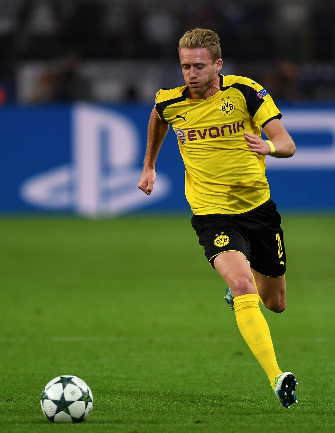 André Schurrle va de decepción en decepción, pero extrañamente no pierde valor. El Dortmund le pagó al Wolfsburg alrededor de 30 millones y nada más anotó dos veces en Bundesliga: 
<b>15 millones por cada gol suyo.</b>