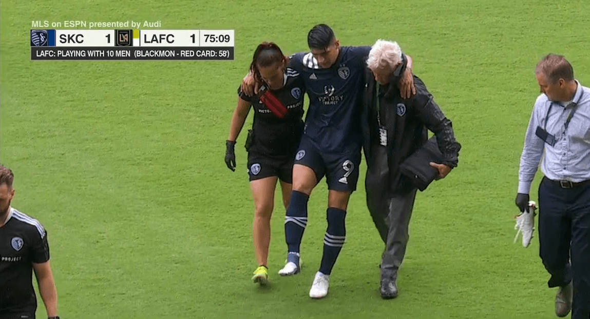 Alan Pulido prende las alarmas en el Tri tras salir lesionado