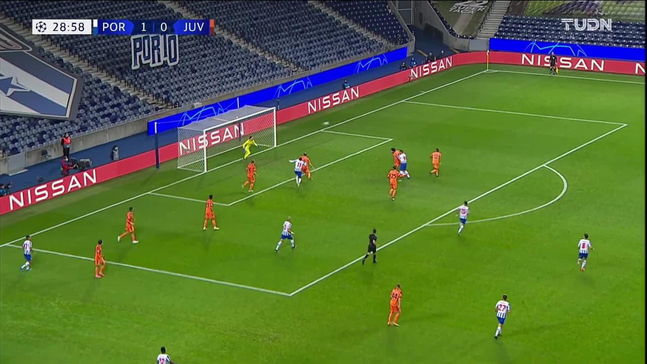 ¡TIRO ATAJADO! disparo por Mehdi Taremi.