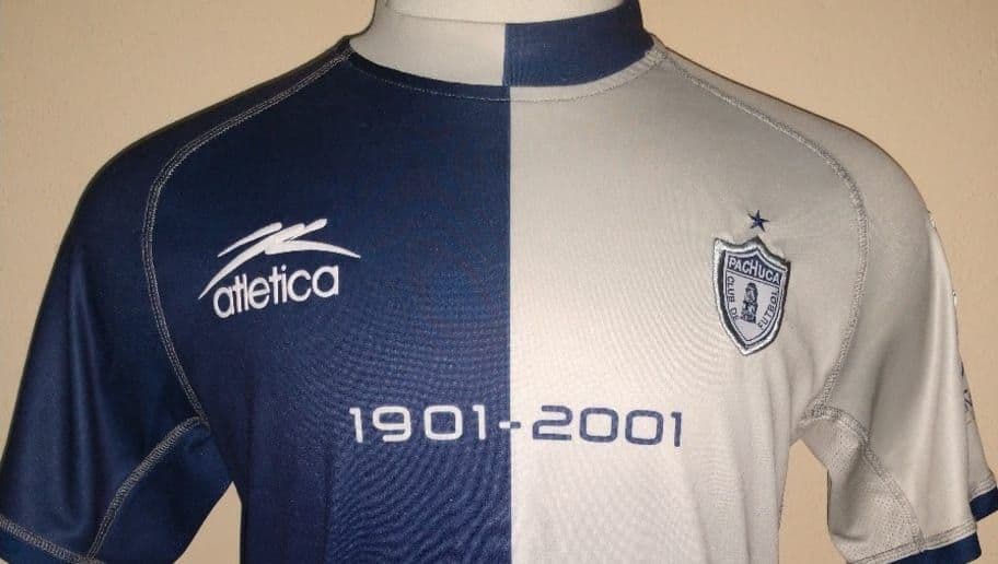 Pachuca lanzó su playera conmemorativa de centenario y con ella logró un campeonato. Los Tuzos consiguieron su segunda estrella durante el Torneo de Invierno del 2001. Definitivamente les trajo buena suerte.