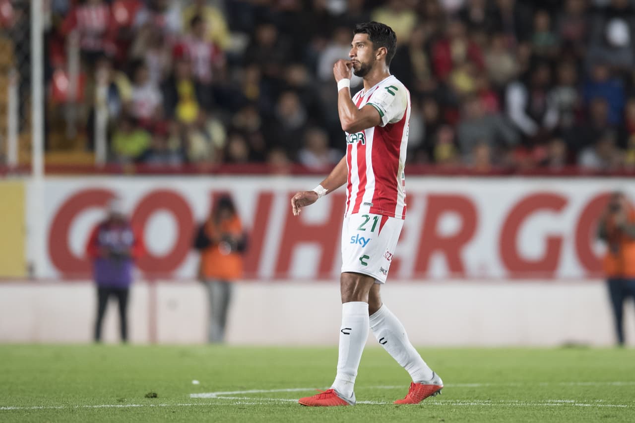 Y a los 13 minutos, elevándose cuan largo es, Eduardo Herrera martilló un centro en el área para marcar temprano en el partido el 1-0 en favor de los hidrocálidos.