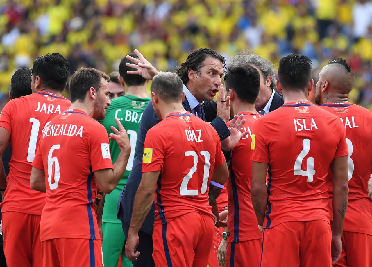 Chile's coach Juan Antonio Pizzi (C) talks to the players during the 2018 FIFA World Cup qualifier football match against Colombia in Barranquilla, on November 10, 2016. / AFP / Luis Acosta (Photo credit should read LUIS ACOSTA/AFP/Getty Images)