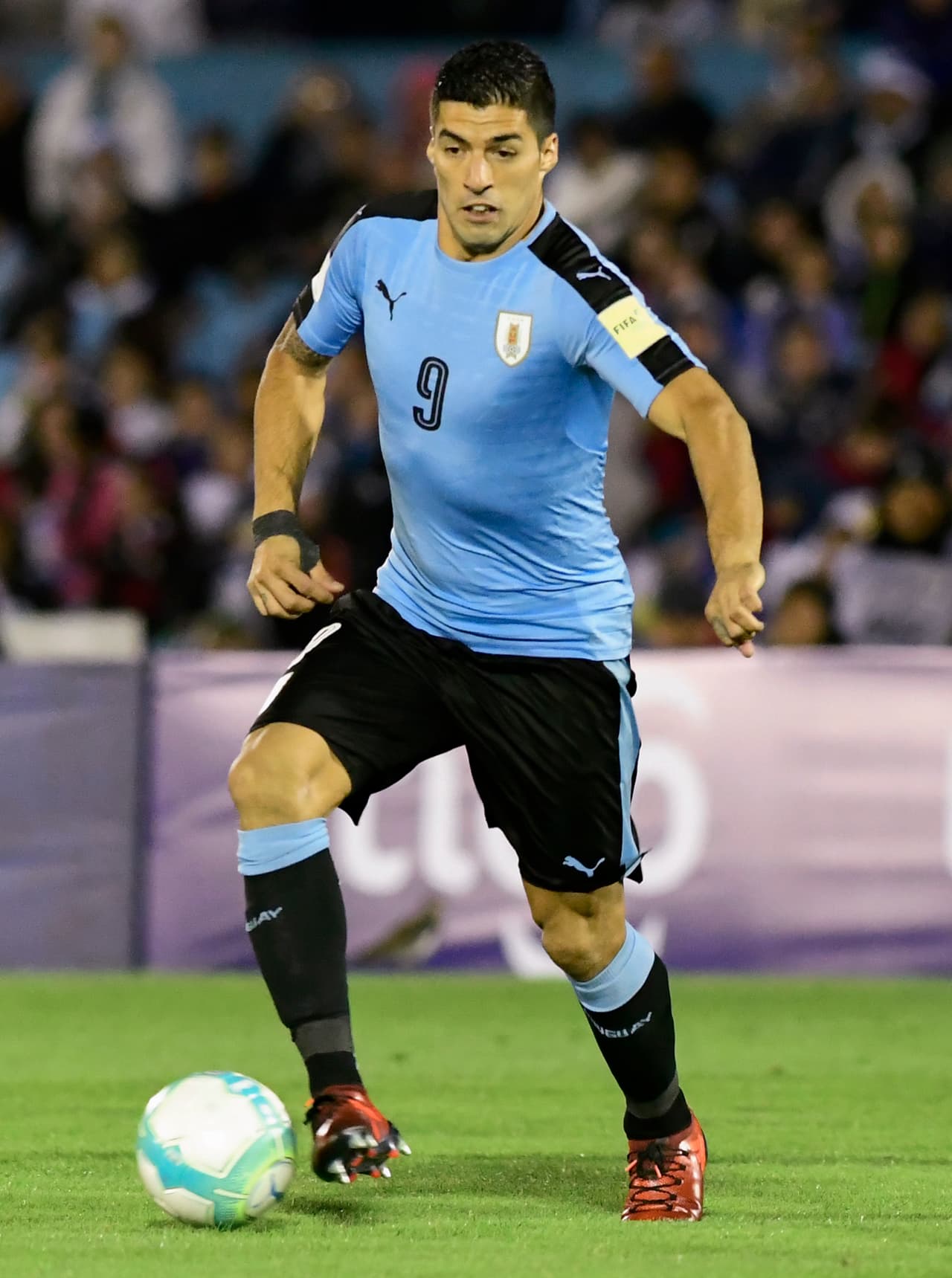 <b>Luis Suárez</b>: 
<b>23.3 millones de dólares</b>. Es el delantero de la Selección de Uruguay y juega con el Barcelona.