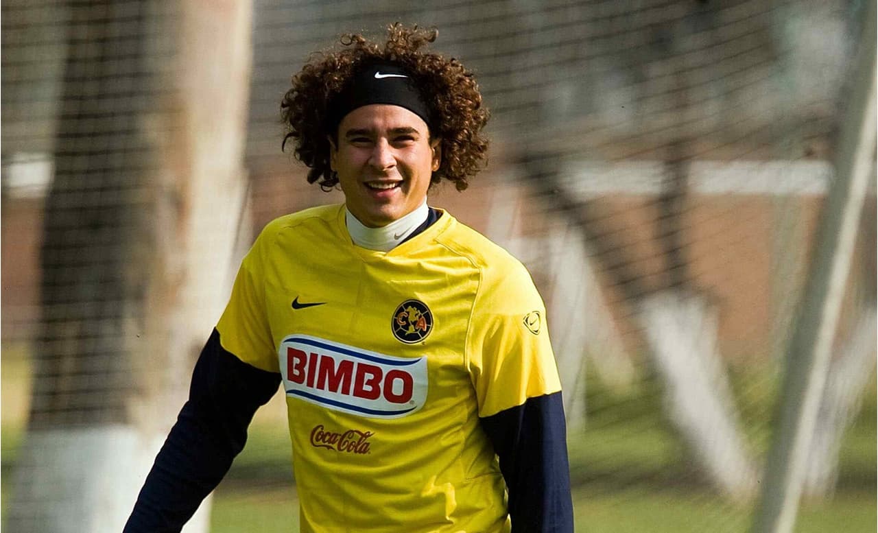 El arquero suele utilizar una banda ancha en la cabeza para sostener esa cabellera.