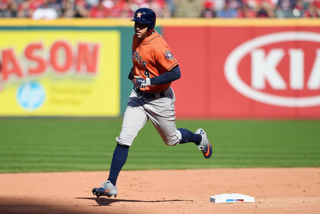 Para la quinta entrada el juego se empató 1-1. George Springer le conectó jonrón a Clevinger, un batazo por todo el prado izquierdo sin gente en base para igualar el duelo.