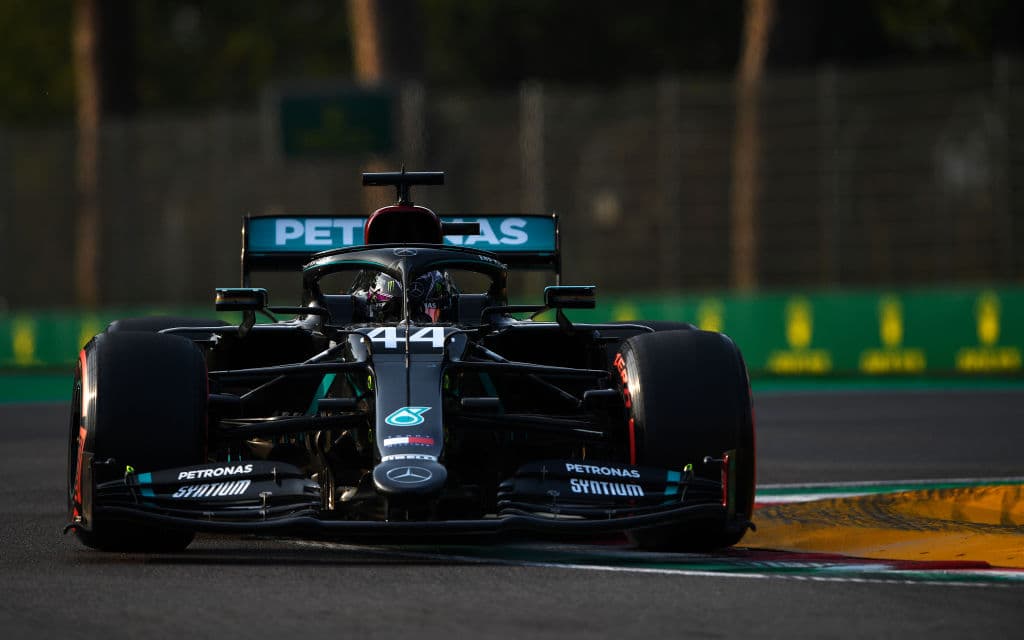 Hamilton | Bottas, Hamilton, Verstappen, Gasly, Ricciardo, Albon, Leclerc, Kvyat, Norris y Sainz, completan los primeros diez de la parrilla. Sergio Pérez iniciará como decimoprimero y su coequipero, Stroll, arrancará decimoquinto.