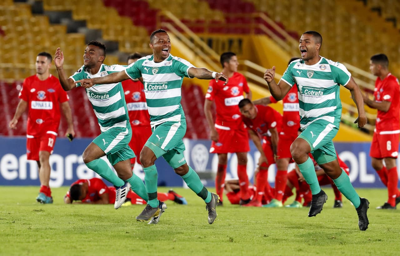 La tristeza de los jugadores del equipo de Paraguay (al fondo) fue parte de un marco imborrable de este curioso hecho.