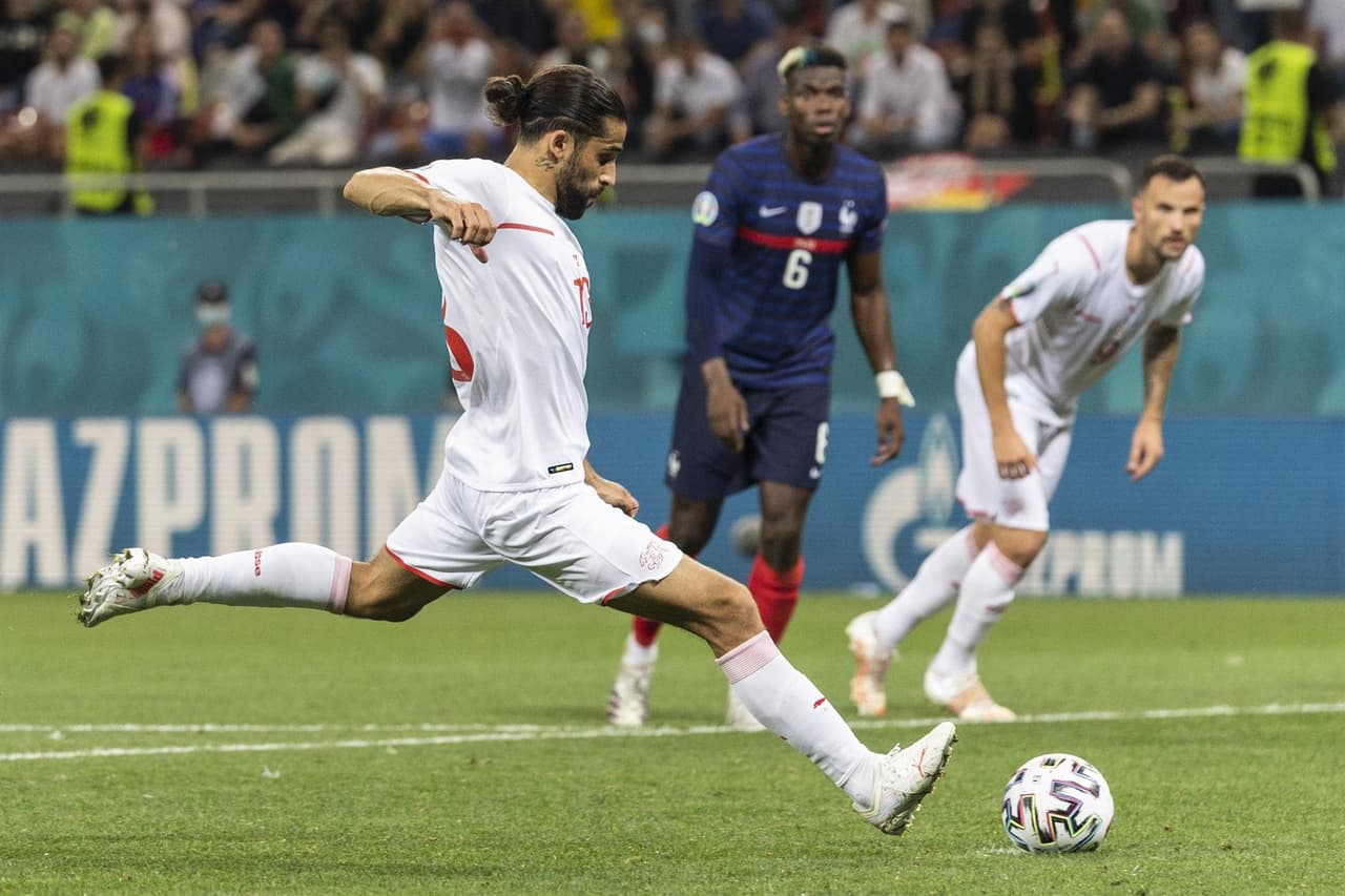 Se define en penales el encuentro y Suiza pasa a Cuartos de Final de la Euro 2020. La escuadra suiza abría el marcador con gol de Seferovic, sin embargo, Karim Benzema con doblete puso arriba a ‘Les Bleus’ junto con Paul Pogba (75’) pero al filo del partido Garavanovic (90’) se encargo de llevar el encuentro a tiempo extra. Kylian Mbappé falló el penal que definió el encuentro.