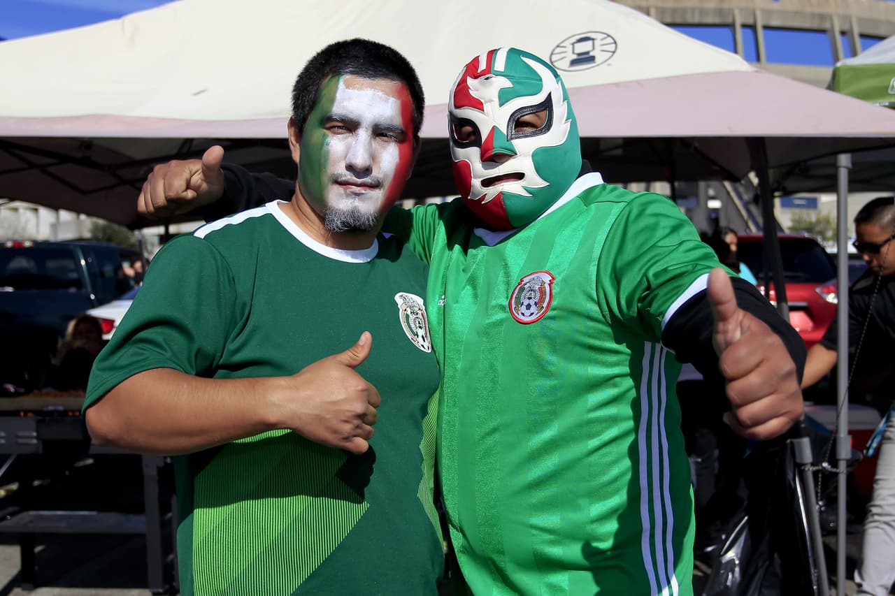 Los aficionados mexicanos viven con optimismo la antesala del juego del Tri contra Chile en San Diego, donde comenzará la era de Gerardo Martino como técnico.