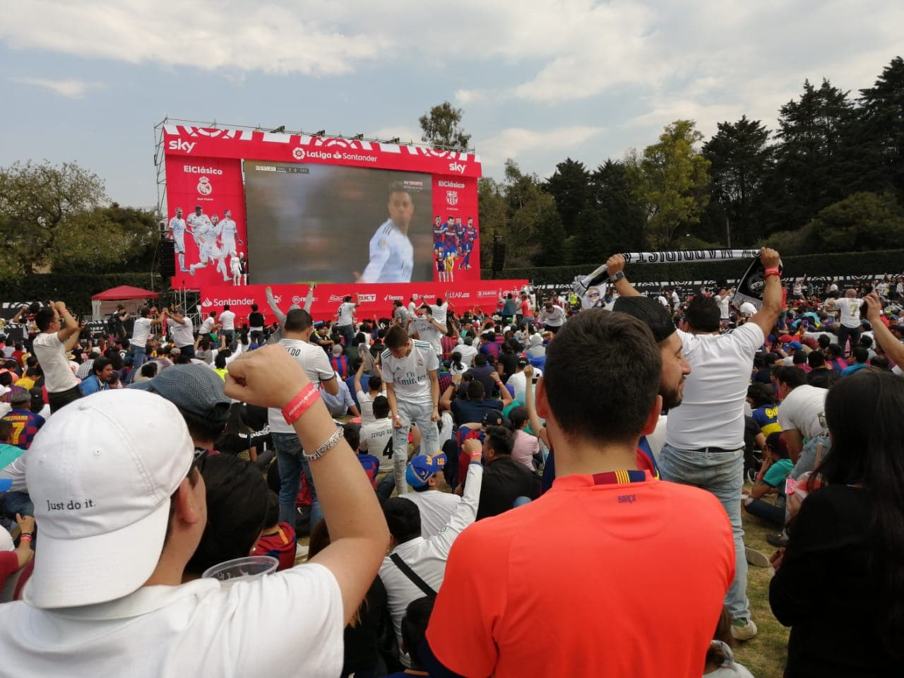 Entre amigos y familiares, se vivió un gran ambiente en el Campo Marte para ver El Clásico, que dio como ganador al Real Madrid 2-0 sobre el Barcelona.