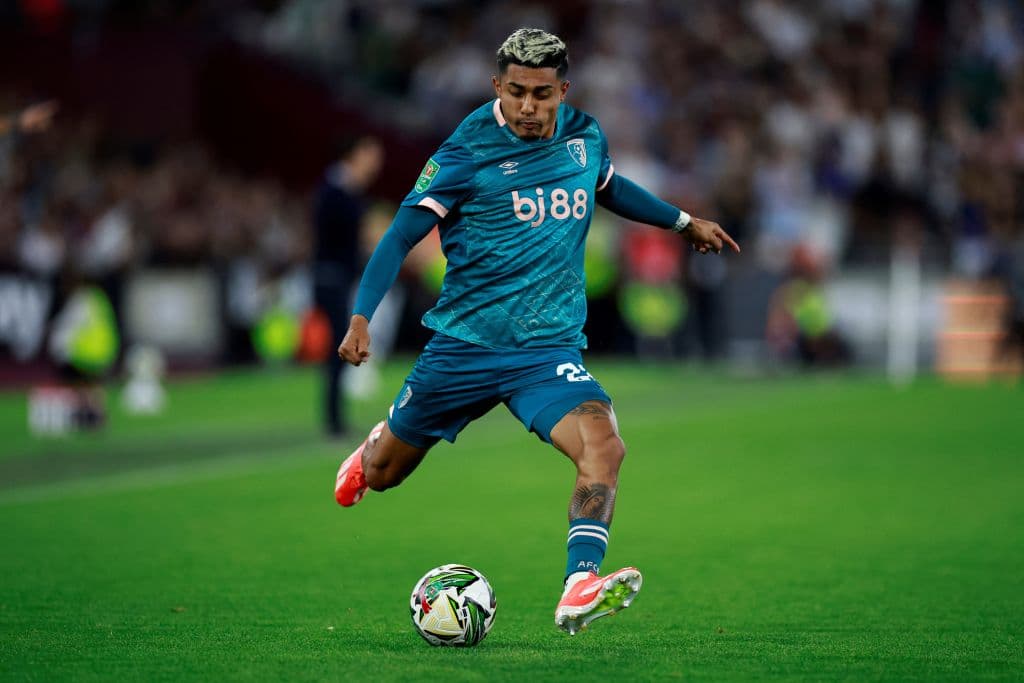 Esto impide a Julián Araujo salir del Bournemouth