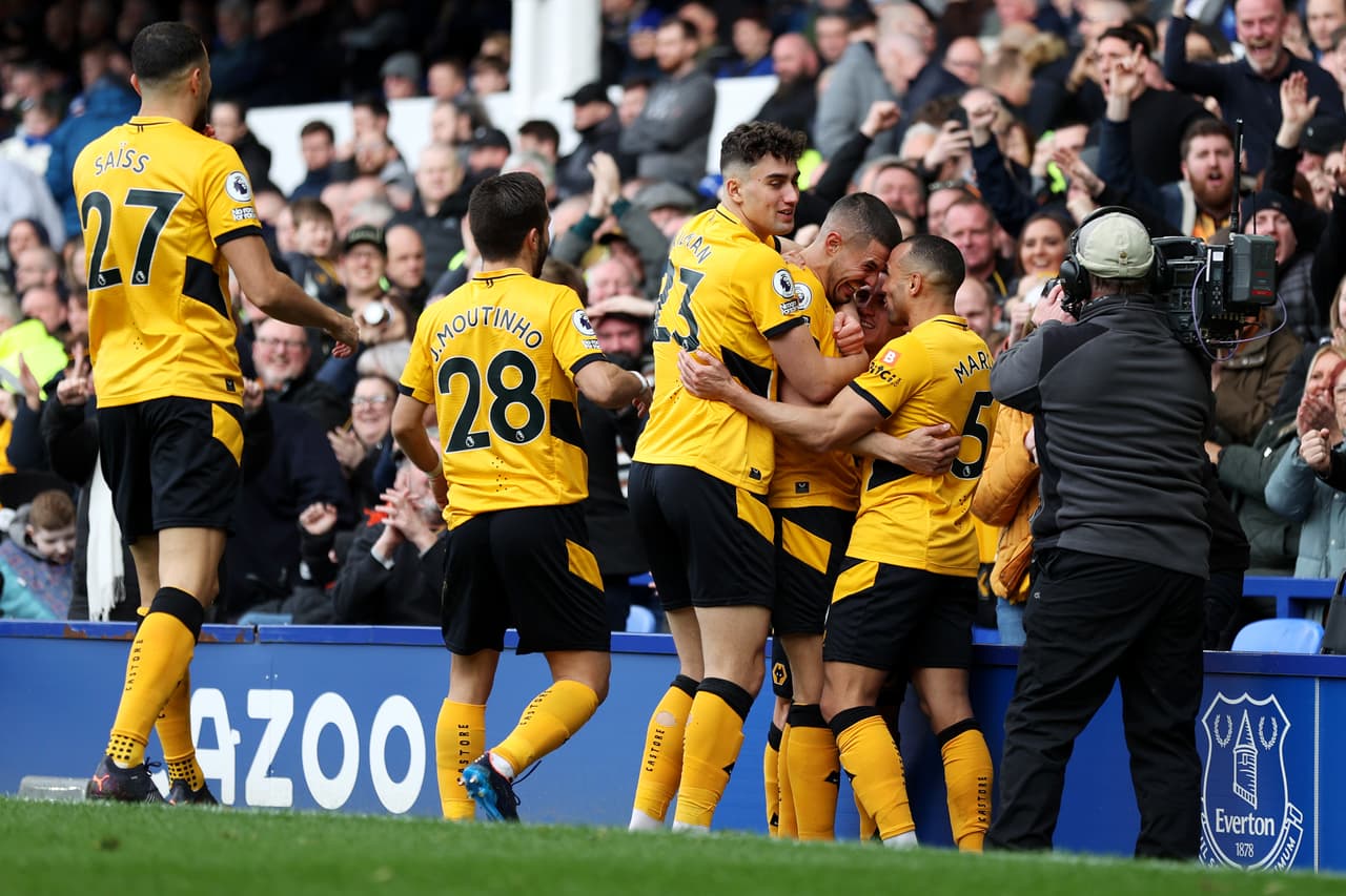 Wolves se acerca a zona de competiciones de Europa con triunfo sobre Everton de visitante; Raúl Jiménez fue titular y provocó una expulsión.