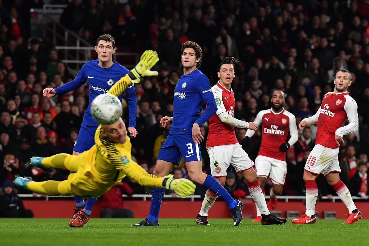 Sin mayores incidencias en el primer tiempo, Arsenal tuvo una última llegada por medio del alemán Mesut Ozil, en un remate que pasó muy cerca.