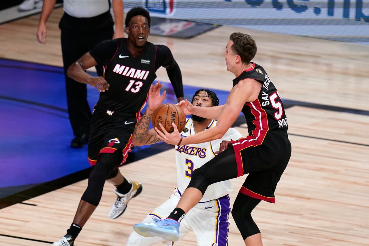 Los Lakers consiguen llevarse el sexto partido con un marcador de 106-93 sobre el Miami Heat, resuelven la serie y levantan el título número 17 de la franquicia.