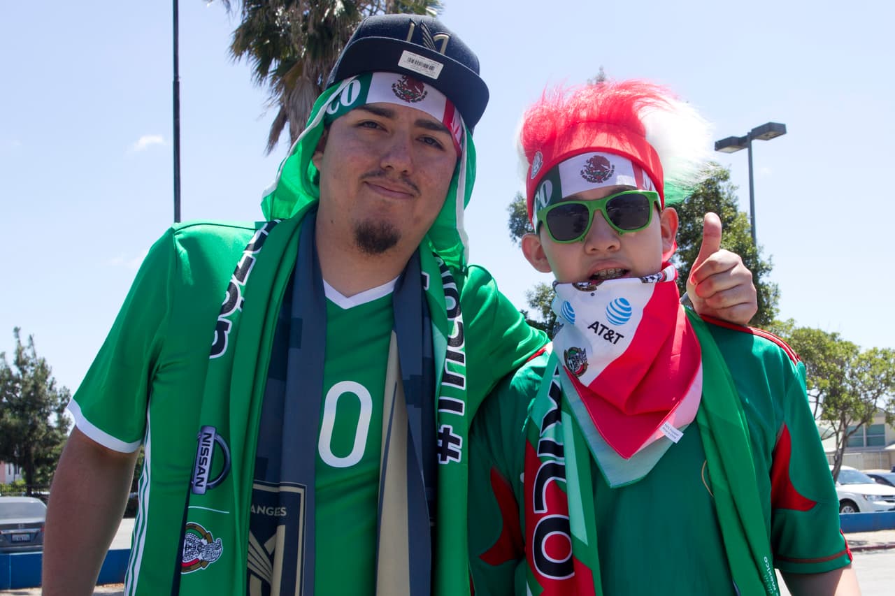 Con sombreros, maquillaje, máscaras y sobre todo, mucha actitud y mucha fiesta, la afición mexicana de Los Angeles apoyó de gran manera al TRI en su partido ante Croacia.