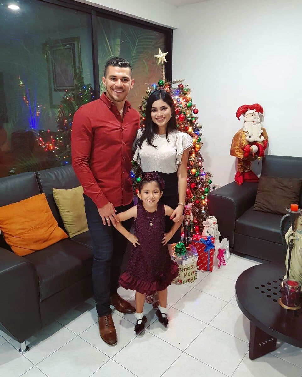 El flamante refuerzo del América, Henry Martin, posó con su familia.