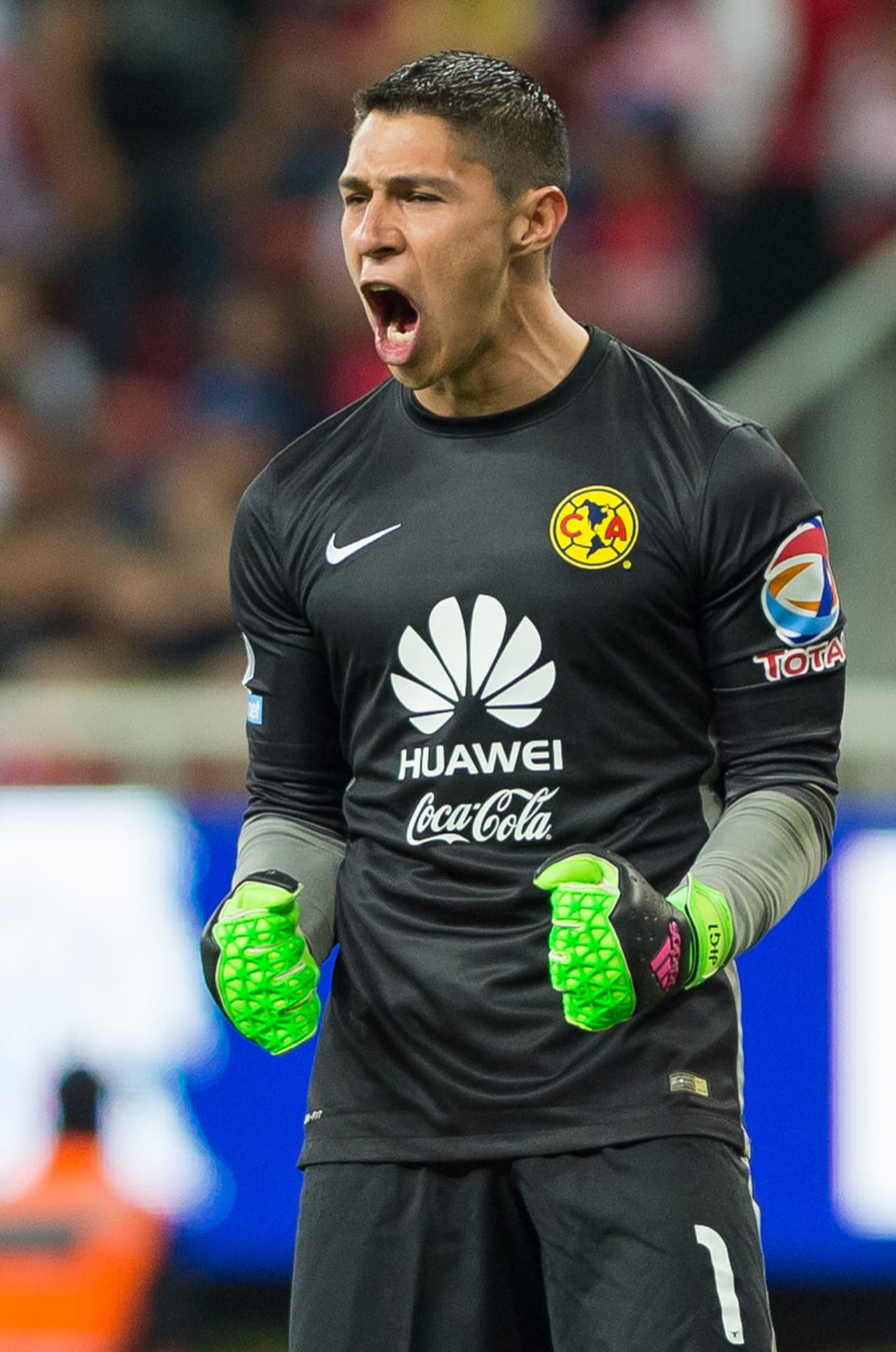 Hugo González #1 - Mucho se habló sobre quién ocuparía el marco en el Clásico, y para fortuna de Hugo, salió con toda la confianza del Técnico y de sus compañeros, haciendo un buen partido y siendo parte fudamental con sus atajadas en los minutos finales del partido para que las Chivas no lograran el empate. Calificación 9.