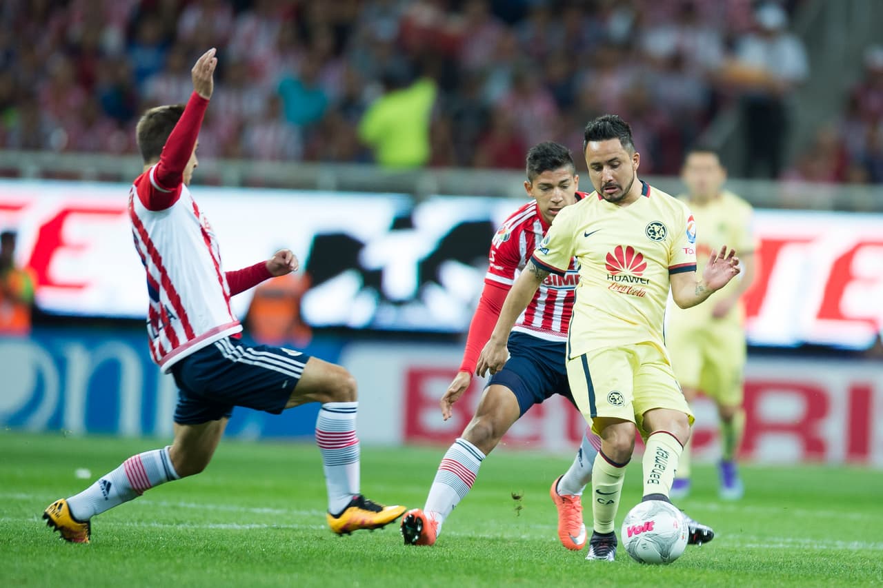 Osmar Mares #15 - El futbolista tampoco anduvo fino durante el primer tiempo, ya que tuvo varias fallas durante las salidas del América y en los pases a corta distancia, aunque así como el resto de sus compañeros, al regresar del receso se vio un cambio muy notorio en todo el equipo que se vio reflejado en los dos goles que se marcaron durante los primeros minutos del encuentro. Calificación 6.