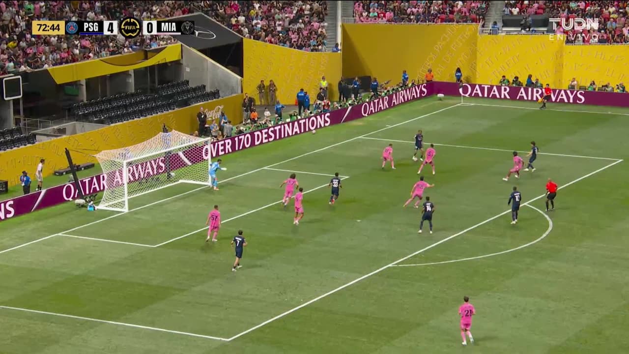 Llegó la amarilla para Suárez. Soltó toda su frustración