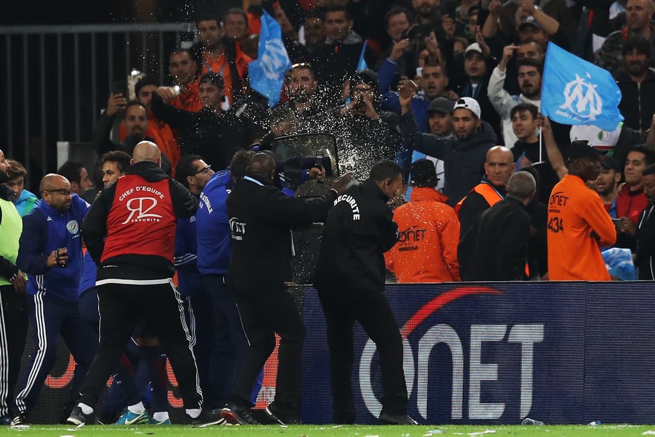 Incluso, los hinchas rivales aprovecharon para insultarlo y lanzarle objetos.